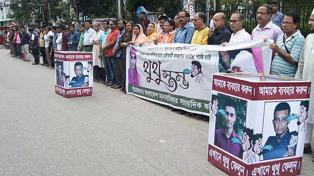 সিলেটে কলেজছাত্রী খাদিজা বেগমের ওপর হামলাকারী বদরুলের ছবি মুড়ে ডাস্টবিনের আদলে তৈরি করা হয়েছে ঘৃণাস্তম্ভ। সেখানে থুতু ফেলে ঘৃণা জানান বিভিন্ন শ্রেণি-পেশার মানুষ। ছবি: প্রথম আলো