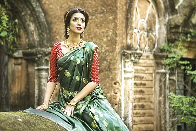 খোঁপা, ঐতিহ্যবাহী নকশার গয়না, থ্রি কোয়ার্টার ব্লাউজে আর গাঢ় রঙের শাড়িতে আভিজাত্য