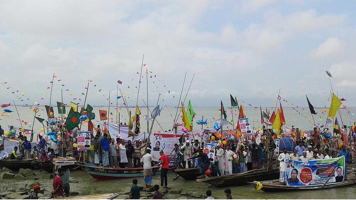 চাঁদপুরের হাইমচর উপজেলার কাটাখালি থেকে চরভৈরবী পর্যন্ত মেঘনার ১০ কিলোমিটার এলাকায় মা ইলিশ রক্ষায় গতকাল সোমবার জেলেদের নিয়ে সচেতনতামূলক নৌ-র‍্যালি হয়। ছবি: আলম পলাশ