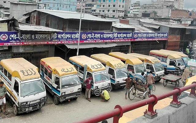 রাজধানীর কাপ্তান বাজারের সামনের সড়কে লেগুনাস্ট্যান্ডের কারণে রাস্তা সংকুচিত হয়ে যানজটের সৃষ্টি হয়৷ ছবিটি আজ মঙ্গলবার সকালে তোলা ছবি৷ ছবি: সাবিনা ইয়াসমিন