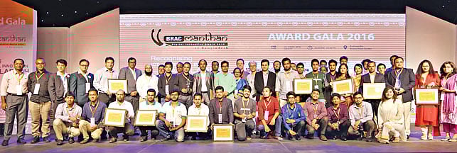 অতিথিদের সঙ্গে ডিজি​টাল ইনোভেশন পুরস্কারের চূড়ান্ত পর্বের প্রতিযোগী ও বিজয়ীরা l ছবি: সংগৃহীত