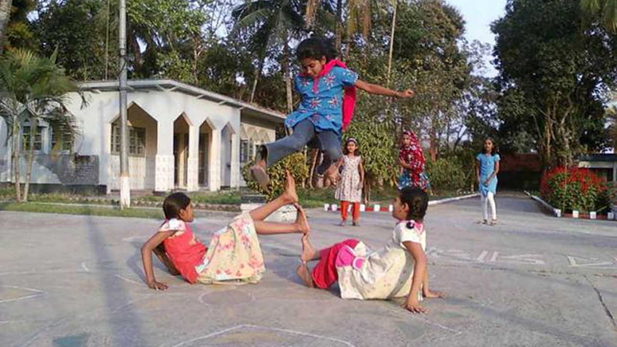 এভাবে খেলার মতো সময় নেই আজকের শিশুদের। ছবি: জগলুল পাশা