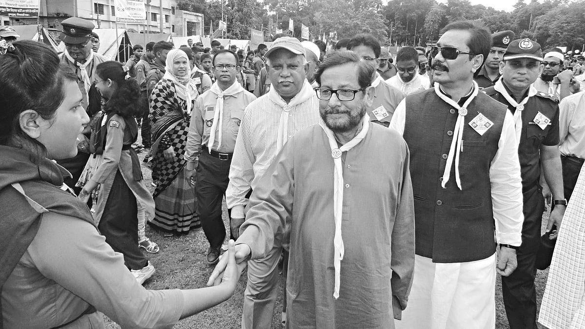 নীলফামারী সরকারি উচ্চবিদ্যালয় মাঠে গতকাল সকালে পাঁচ দিনব্যাপী স্কাউট সমাবেশের উদ্বোধন শেষে স্কাউট মাঠ পরিদর্শন করেন সংস্কৃতিমন্ত্রী আসাদুজ্জামান নূর (মাঝে) l ছবি: প্রথম আলো