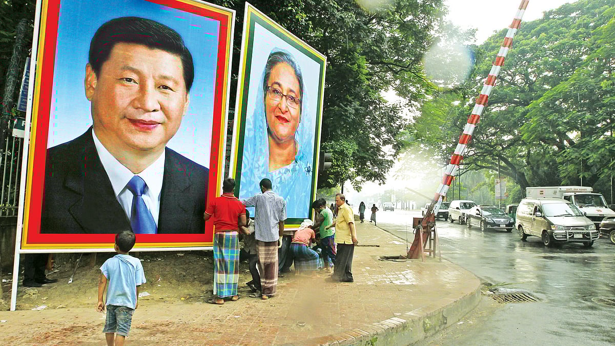 চীনের প্রেসিডেন্ট সি চিন পিংয়ের ঢাকা সফরকে কেন্দ্র করে রাজধানীতে টাঙানো হয়েছে তাঁর ও বাংলাদেশের প্রধানমন্ত্রী শেখ হাসিনার বড় বড় ছবি। গতকাল নগরের বিজয় সরণি থেকে বিকেলে তোলা ছবি l প্রথম আলো