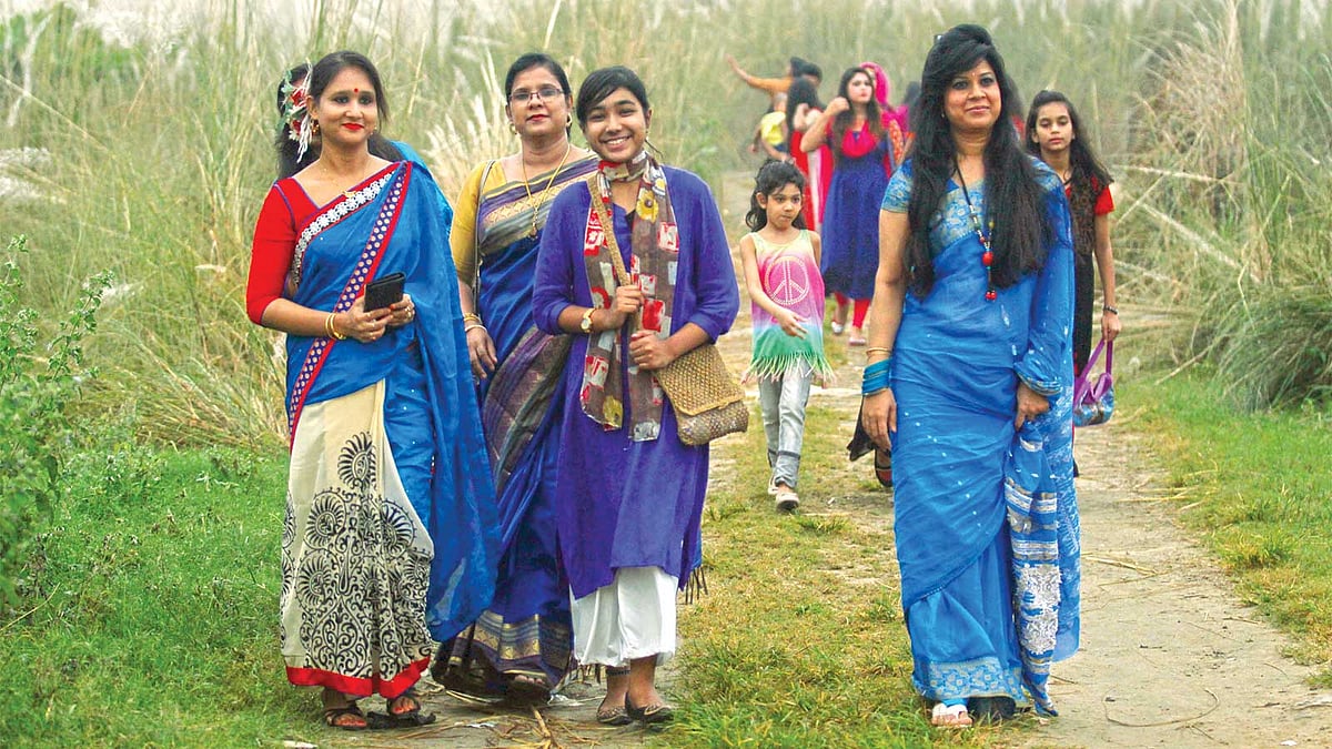 আফতাবনগরের কাশফুলের নিবিড় সান্নিধ্যে দর্শনার্থীরা l প্রথম আলো