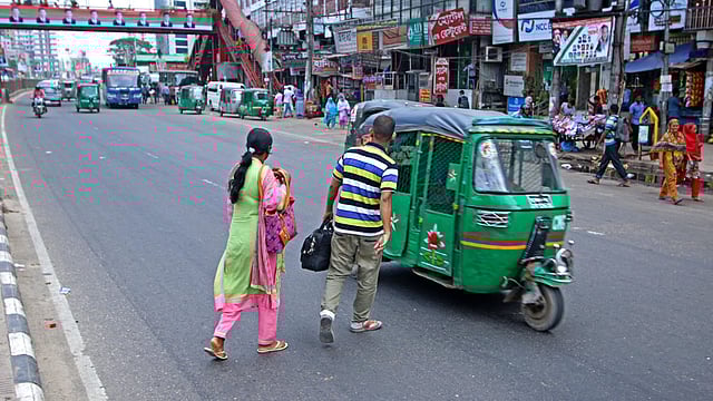 ঝুঁকি নিয়ে পারাপার: কল্যাণপুর বাসস্ট্যান্ডে পথচারী সেতু থাকা সত্ত্বেও ঝুঁকি নিয়ে রাস্তা পার হয় মানুষ৷ ছবিটি শনিবার সকালে তোলা। ছবি: সাবিনা ইয়াসমিন