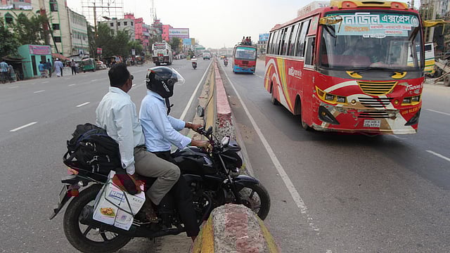 একটু দূরেই ইউ টার্ন নেওয়ার নির্ধারিত স্থান। কিন্তু সময় বাঁচাতে অনেক মোটরসাইকেল আরোহী এভাবেই ঝুঁকি নিয়ে মহাসড়কের বিভাজকের ভাঙা অংশ দিয়ে ইউ টার্ন নেন। ছবিটি শনিবার ঢাকা-চট্টগ্রাম মহাসড়কের দনিয়া এলাকা থেকে তোলা। ছবি: আবদুস সালাম