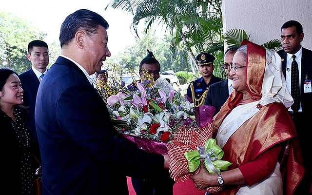 চীনের প্রেসিডেন্ট সি চিন পিংকে বিদায় জানাচ্ছেন প্রধানমন্ত্রী শেখ হাসিনা। ছবিটি আজ শনিবার হজরত শাহজালাল আন্তর্জাতিক বিমানবন্দর থেকে তোলা। ছবি: বাসস