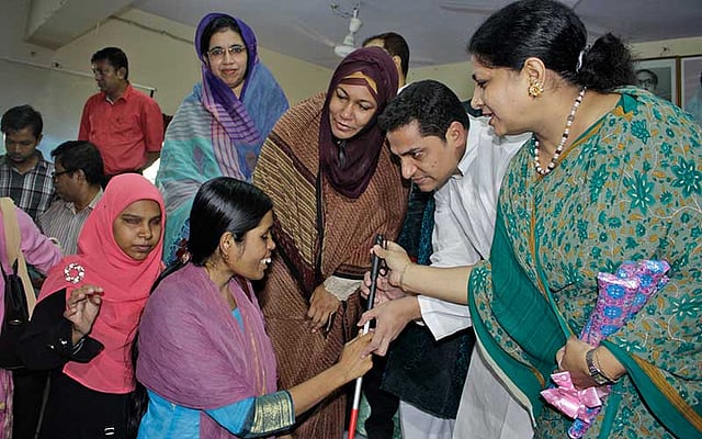 বিশ্ব সাদাছড়ি নিরাপত্তা দিবস উপলক্ষে আলোচনা সভা ও সাদাছড়ি বিতরণ অনুষ্ঠান আয়োজন করে জেলা সমাজসেবা অধিদপ্তর। এ উপলক্ষে অনুষ্ঠানের এক পর্যায়ে সাদাছড়ি বিতরণ করা হয়। ছবিটি আজ শনিবার সকাল ১০টায় চট্টগ্রাম নগরের বাংলাদেশ শিশু একাডেমী থেকে তোলা। ছবি: জুয়েল শীল