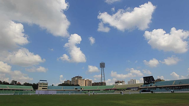 শরতের সুনীল আকাশ...ভেসে বেড়ায় সাদা মেঘের ভেলা...চট্টগ্রামের এম এ আজিজ স্টেডিয়ামে ইংল্যান্ড ও বিসিবি একাদশের প্রস্তুতি ম্যাচের একপর্যায়ে প্রথম আলোর বিশেষ আলোকচিত্রী শামসুল হকের ক্যামেরায় ধরা পড়ল দারুণ এই দৃশ্যপটটি।