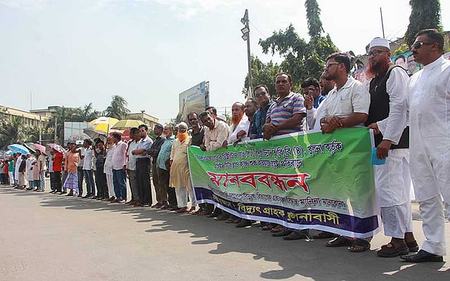ডিজিটাল মিটার বাতিলের দাবিতে খুলনার শিববাড়ি মোড়ে সাধারণ খুলনাবাসী শনিবার মানববন্ধন করেন। ছবি: সাদ্দাম হোসেন