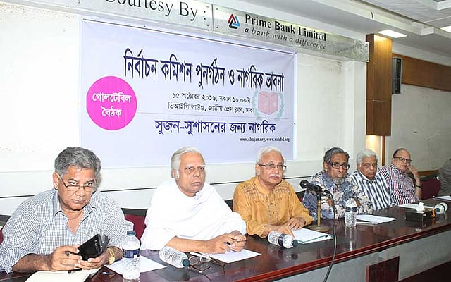 সুশাসনের জন্য নাগরিক (সুজন) আয়োজিত ‘নির্বাচন কমিশন পুনর্গঠন ও নাগরিক ভাবনা’ শীর্ষক গোলটেবিল বৈঠকে বিশিষ্টজনেরা। ছবিটি আজ শনিবার জাতীয় প্রেসক্লাব থেকে তোলা। ছবি: প্রথম আলো