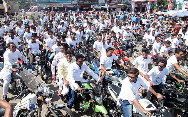 বগুড়া জেলা যুবলীগের ত্রি-বার্ষিক সম্মেলন উপলক্ষে শনিবার সকাল থেকে শহরের বিভিন্ন ওয়ার্ড ও উপজেলা ইউনিটের যুবলীগের নেতা-কর্মীরা মোটরসাইকেল নিয়ে সম্মেলনস্থলে যান। ছবিটি শহরের ব্যস্ততম সাতমাথা এলাকা থেকে দুপুর সাড়ে ১২টায় তোলা। ছবি: সোয়েল রানা