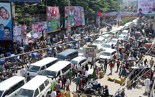 বগুড়া জেলা যুবলীগের ত্রি-বার্ষিক সম্মেলন উপলক্ষে প্রাইভেট কারসহ নানা যানবাহন নিয়ে সম্মেলনস্থলে যোগদান করেন নেতা-কর্মীরা। এতে শহরে দীর্ঘ যানজটের সৃষ্টি হয়। ছবিটি শহরের ব্যস্ততম সাতমাথা এলাকা থেকে দুপুর সাড়ে ১২টায় তোলা। ছবি: সোয়েল রানা