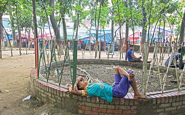 বংশাল নয়াবাজারে নবাব সিরাজউদ্দৌলা পার্কের চারপাশ দখল হয়ে গেছে। ছবিটি গত বৃহস্পতিবার তোলা l প্রথম আলো