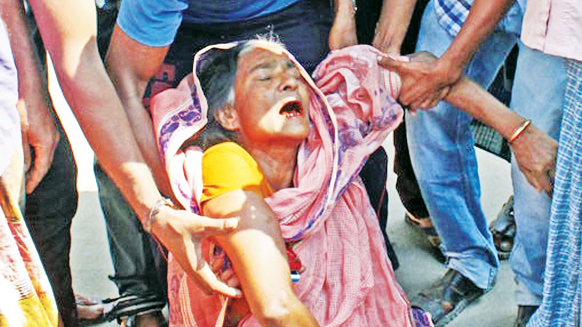 ঢাকা মেডিকেল কলেজ হাসপাতালের ফটকে অ্যাম্বুলেন্স চাপায় হতাহত কোনো এক ব্যক্তির স্বজনের আহাজারি। ছবি: প্রথম আলো