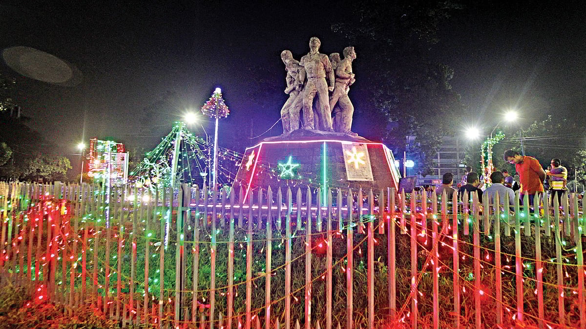 আওয়ামী লীগের সম্মেলন উপলক্ষে নগরের বিভিন্ন স্থানে আলোকসজ্জা করা হয়েছে। ছবিটি গতকাল ঢাকা বিশ্ববিদ্যালয়ের টিএসসি এলাকা থেকে তোলা l প্রথম আলো