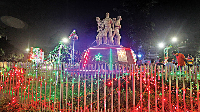 আওয়ামী লীগের সম্মেলন উপলক্ষে নগরের বিভিন্ন স্থানে আলোকসজ্জা করা হয়েছে। ছবিটি গতকাল ঢাকা বিশ্ববিদ্যালয়ের টিএসসি এলাকা থেকে তোলা l প্রথম আলো