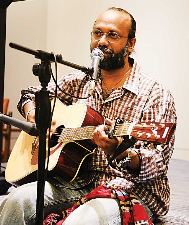 জাতীয় জাদুঘরের সুফিয়া কামাল মিলনায়তনে কবি রুদ্র মুহম্মদ শহিদুল্লাহর জন্মদিনের অনুষ্ঠানে গান করছেন শিল্পী তানভীর আলম l ছবি: প্রথম আলো