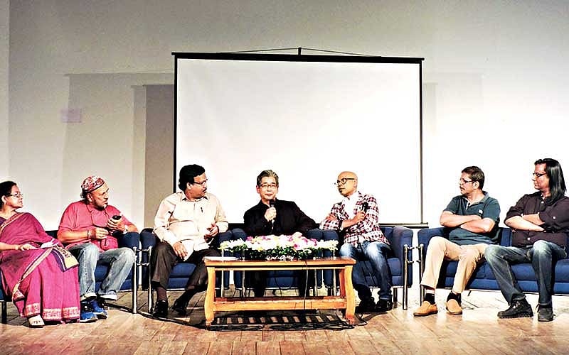 জাতীয় চিত্রশালা মিলনায়তনে গতকাল সংবাদ সম্মেলনে কথা বলছেন জাপানের শিল্পী তোয়েমি হোশিনা l ছবি: প্রথম আলো