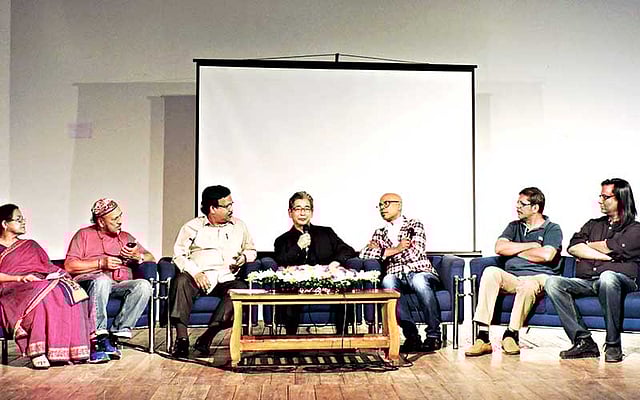 জাতীয় চিত্রশালা মিলনায়তনে গতকাল সংবাদ সম্মেলনে কথা বলছেন জাপানের শিল্পী তোয়েমি হোশিনা l ছবি: প্রথম আলো