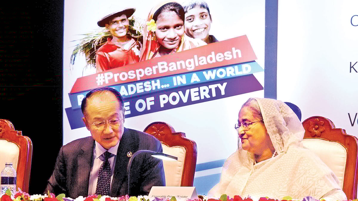 রাজধানীর ওসমানী স্মৃতি মিলনায়তনে গতকাল আন্তর্জাতিক দারিদ্র্য বিমোচন দিবস উপলক্ষে আয়োজিত অনুষ্ঠানে প্রধানমন্ত্রী শেখ হাসিনা ও বিশ্বব্যাংকের প্রেসিডেন্ট জিম ইয়ং কিম l ছবি: বাসস