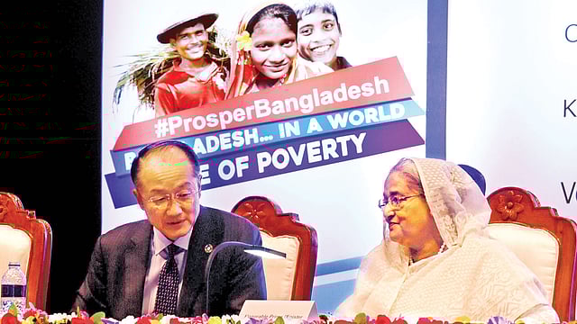 রাজধানীর ওসমানী স্মৃতি মিলনায়তনে গতকাল আন্তর্জাতিক দারিদ্র্য বিমোচন দিবস উপলক্ষে আয়োজিত অনুষ্ঠানে প্রধানমন্ত্রী শেখ হাসিনা ও বিশ্বব্যাংকের প্রেসিডেন্ট জিম ইয়ং কিম l ছবি: বাসস