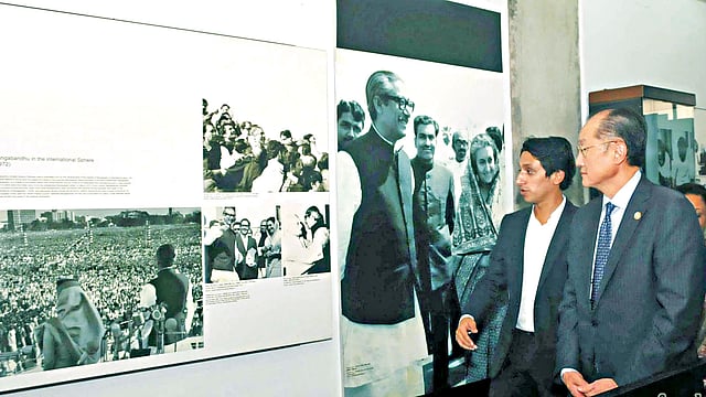 ধানমন্ডি ৩২ নম্বরে গতকাল বঙ্গবন্ধু স্মৃতি জাদুঘর পরিদর্শন করেন বিশ্বব্যাংকের প্রেসিডেন্ট জিম ইয়ং কিম। পাশে বঙ্গবন্ধুর ছোট মেয়ে শেখ রেহানার ছেলে রেদওয়ান মুজিব সিদ্দিক  l ছবি: ফোকাস বাংলা