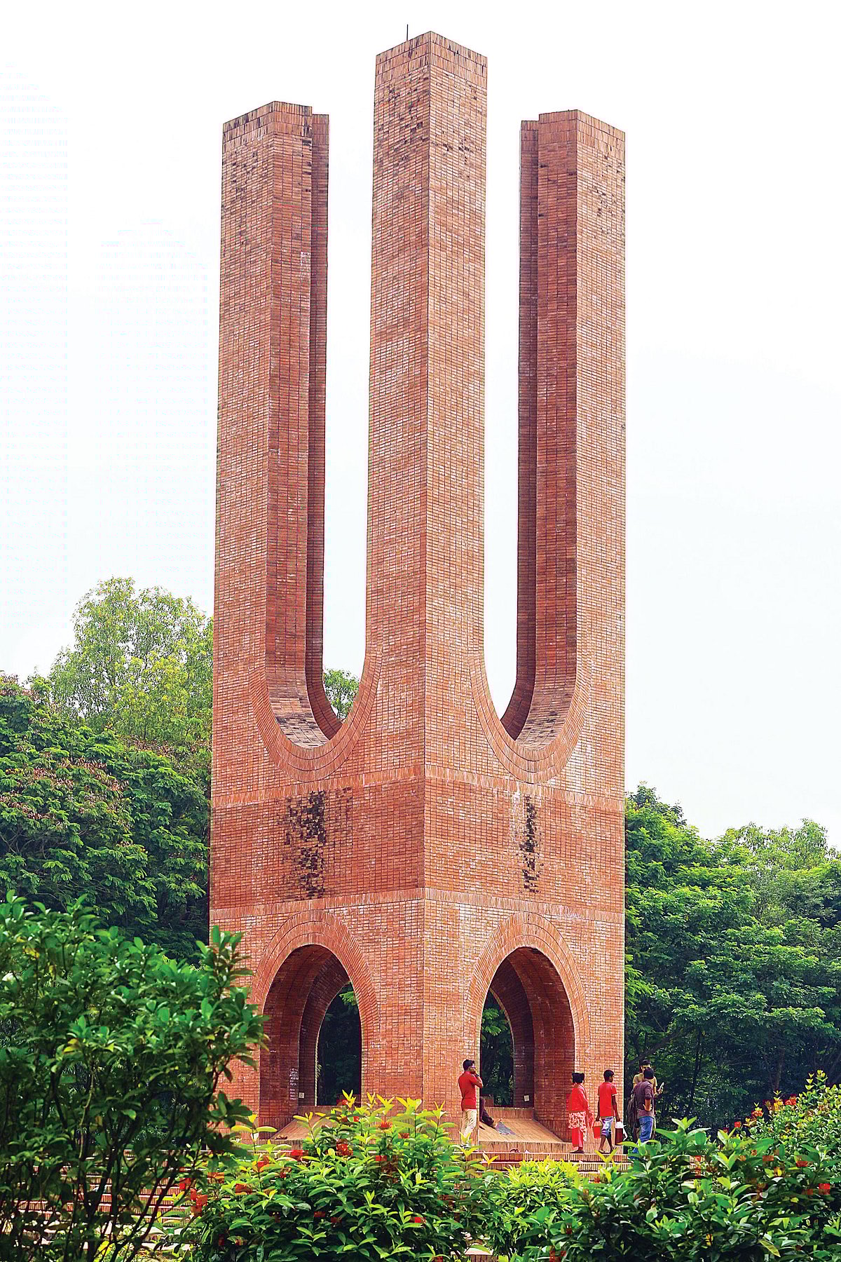 জাহাঙ্গীরনগর বিশ্ববিদ্যালয়ের কেন্দ্রীয় শহীদ মিনার  l ছবি: প্রথম আলো