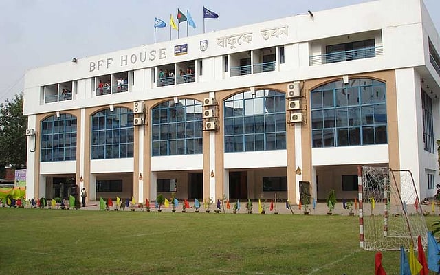 প্রশাসকদের জন্য সুরম্য ভবন থাকলেও দেশের ফুটবলটা বড় দৈন্যই। ছবি: প্রথম আলো