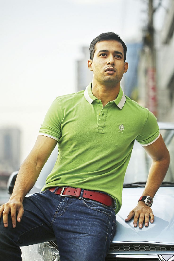 পরিবেশ বুঝে পোশাকের সঙ্গে বেল্ট বেছে নিন। মডেল: জিম, বেল্ট ও পোশাক: সেইলর