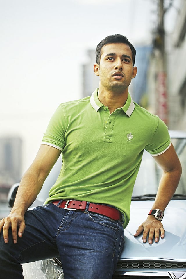 পরিবেশ বুঝে পোশাকের সঙ্গে বেল্ট বেছে নিন। মডেল: জিম, বেল্ট ও পোশাক: সেইলর