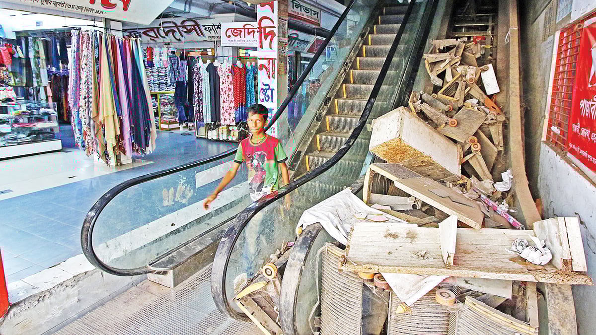 আনারকলি মার্কেটের চলন্ত সিঁড়িটি অচল l প্রথম আলো