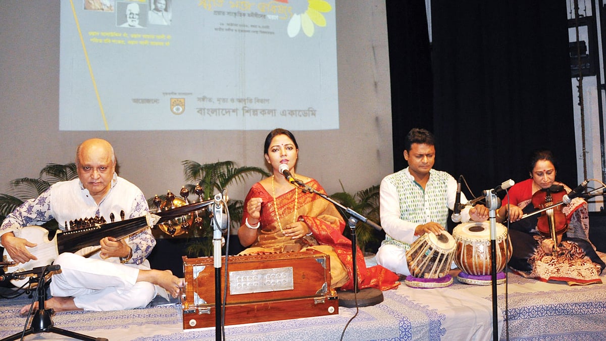 ‘স্মৃতি সত্তা ভবিষ্যৎ’ অনুষ্ঠানে সংগীত পরিবেশন করছেন প্রিয়াংকা গোপ l ছবি: সংগৃহীত