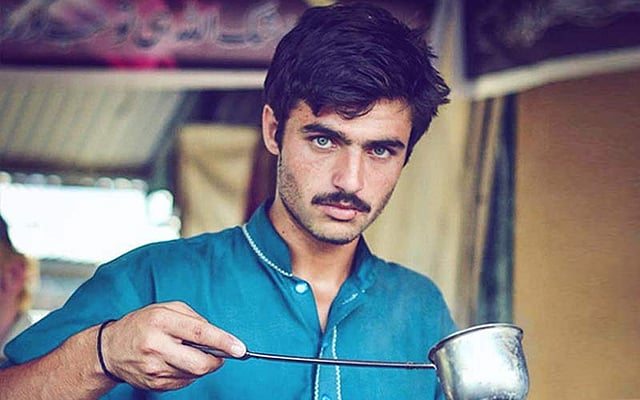 পাকিস্তানের সামাজিক যোগাযোগ মাধ্যম এখন সরগরম চা-ওয়ালা আরশাদ খানকে নিয়ে।