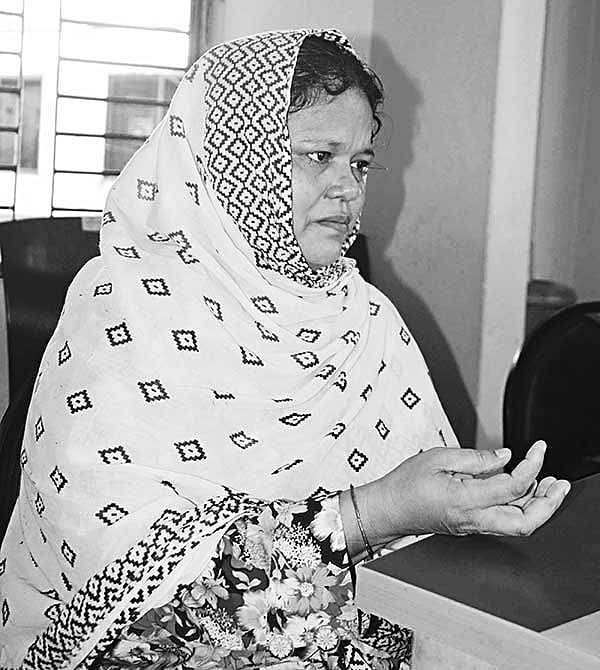 প্রথম আলোর সঙ্গে কথা বলছেন তনুর মা l ছবি: এমদাদুল হক ভুঁইয়া