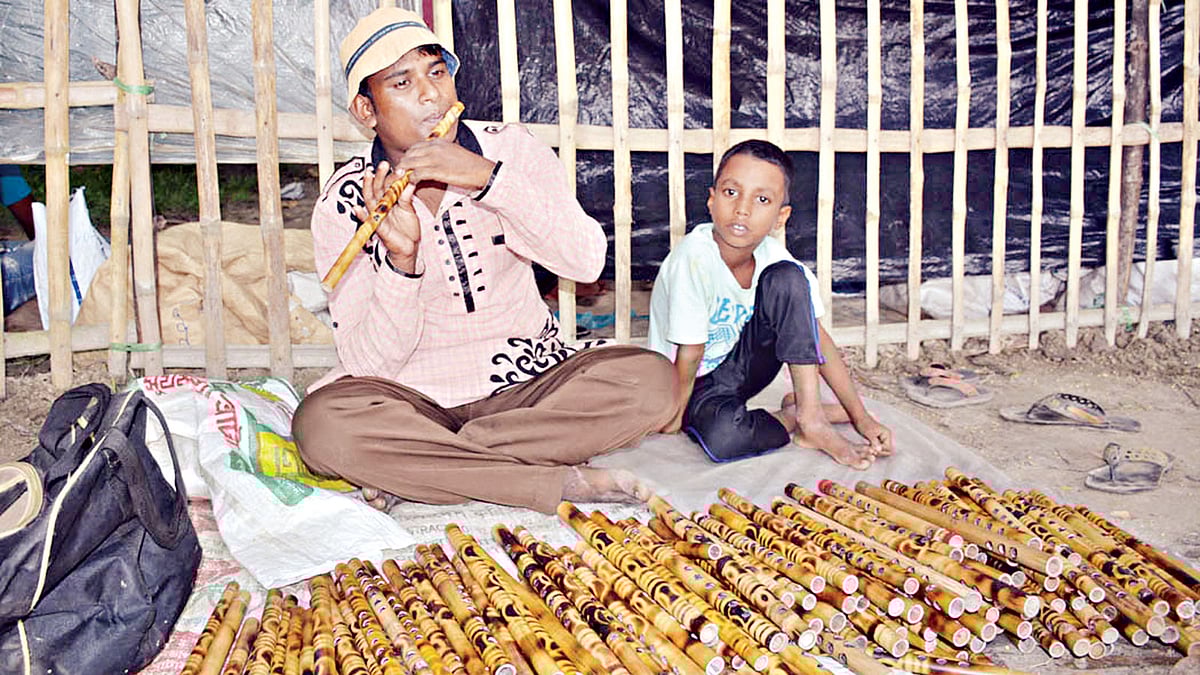 শখের বসে শেখা বাঁশি ঘিরেই এখন জীবন চলে বংশীবাদক উজ্জ্বল কুমারের। ছবি: লেখক