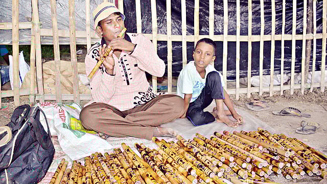 শখের বসে শেখা বাঁশি ঘিরেই এখন জীবন চলে বংশীবাদক উজ্জ্বল কুমারের। ছবি: লেখক