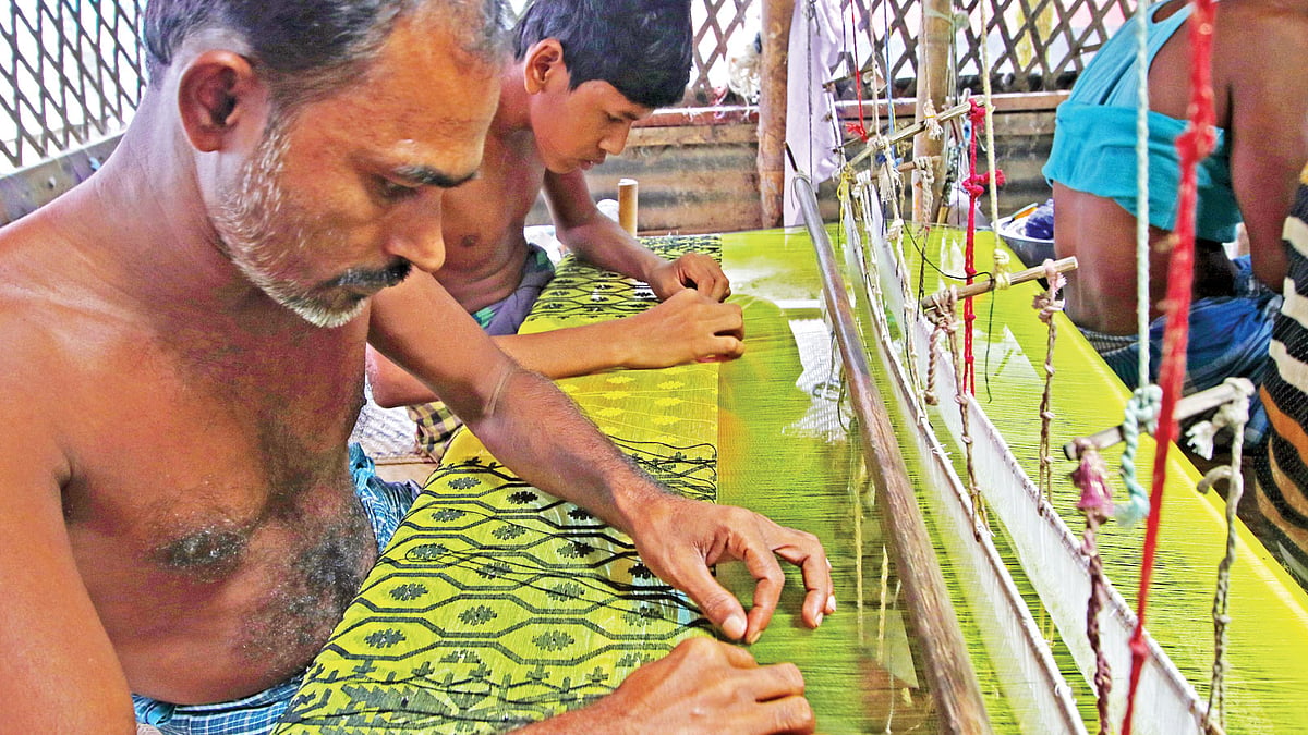 জামদানি শাড়িতে নিখুঁতভাবে নকশা ফুটিয়ে তুলছেন কারিগরেরা। ছবিটি সম্প্রতি সোনারগাঁয়ের গঙ্গাপুর গ্রামের জামদানিপল্লি থেকে তোলা l সাবিনা ইয়াসমিন
