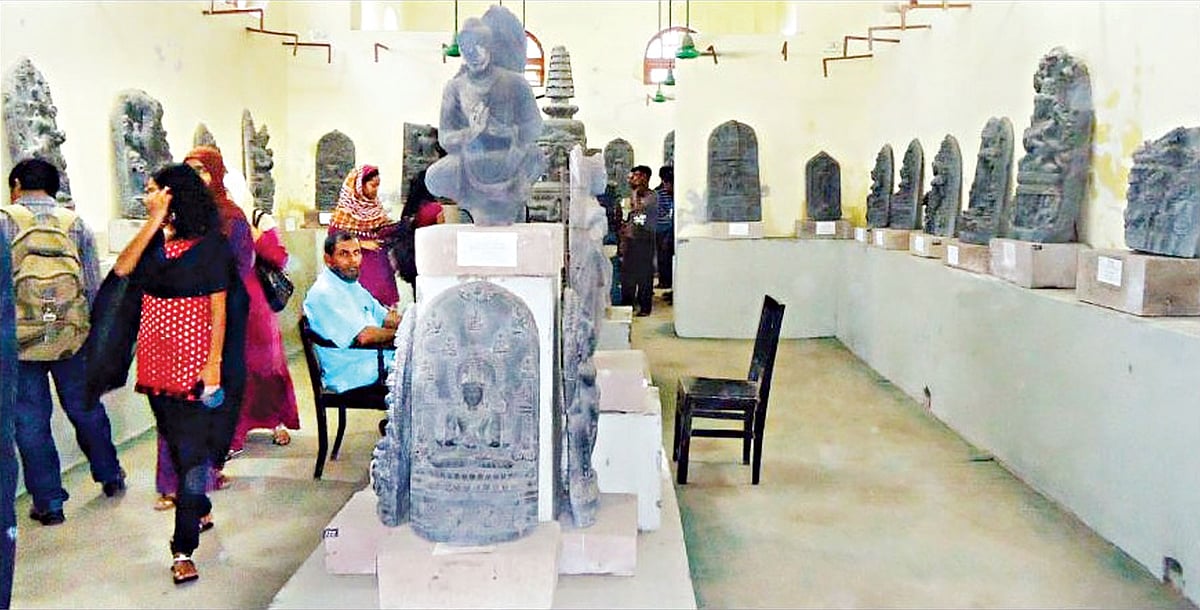 দুষ্প্রাপ্য সব পুরাকীর্তির সংগ্রহে সাজানো বরেন্দ্র জাদুঘরের একটি কক্ষ। ছবি: প্রথম আলো