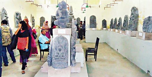 দুষ্প্রাপ্য সব পুরাকীর্তির সংগ্রহে সাজানো বরেন্দ্র জাদুঘরের একটি কক্ষ। ছবি: প্রথম আলো