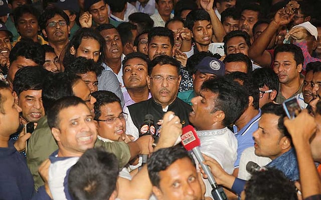 প্রধানমন্ত্রী শেখ হাসিনা সমাবেশ ত্যাগ করার সময় নেতা-কর্মীরা হাত তুলে অভিনন্দন জানান। ছবি: প্রথম আলো