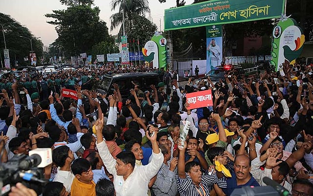 আওয়ামী লীগের সাধারণ সম্পাদক নির্বাচিত হওয়ার পর ওবায়দুল কাদের বেরিয়ে আসছেন। ছবি: প্রথম আলো