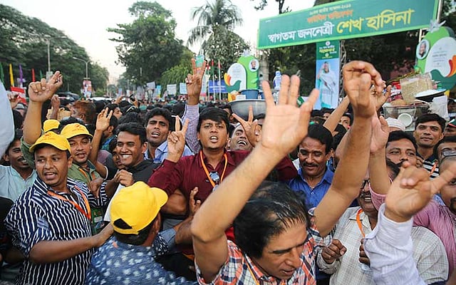 ওবায়দুল কাদেরকে আওয়ামী লীগের সাধারণ সম্পাদক ঘোষণার পর উল্লাস প্রকাশ করেন নেতা-কর্মীরা। ছবি: প্রথম আলো