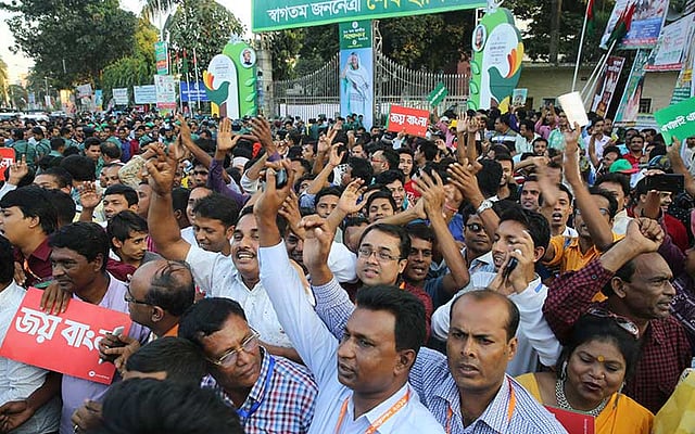 আওয়ামী লীগের ২০তম জাতীয় সম্মেলনের দ্বিতীয় দিনে আজ বিকেলে প্রধানমন্ত্রী শেখ হাসিনাকে সভাপতি ঘোষণার পর ইঞ্জিনিয়ার্স ইনস্টিটিউশনের সামনে নেতা-কর্মীরা উল্লাস প্রকাশ করেন। ছবি: জাহিদুল করিম