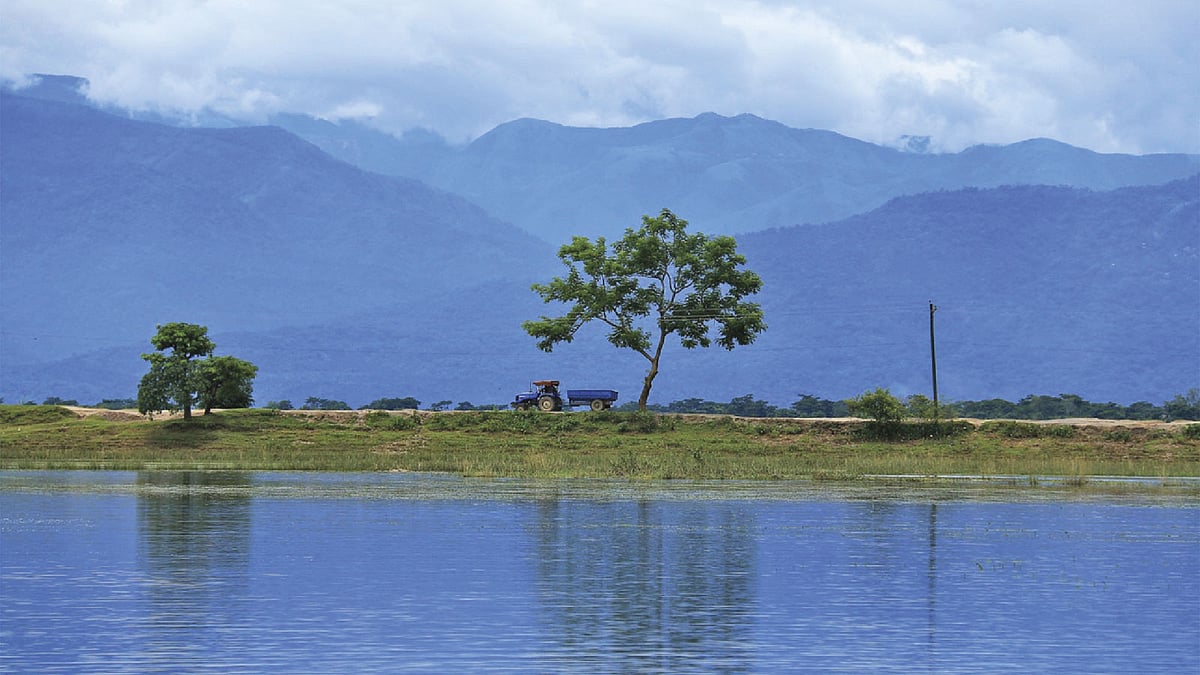 স্বচ্ছ জলের ভোলাগঞ্জ আপনাকে টানবে। ছবি: লেখক