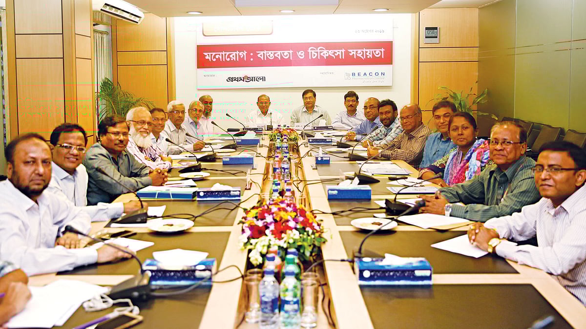 গতকাল প্রথম আলো কার্যালয়ে আয়োজিত ‘মনোরোগ: বাস্তবতা ও চিকিৎসা সহায়তা’ শীর্ষক গোলটেবিল আলোচনায় আলোচকেরা l ছবি: প্রথম আলো