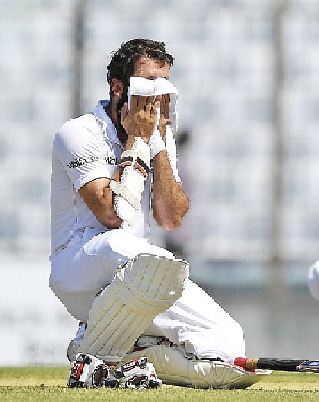 জামাই নামের কলঙ্ক বিবেচিত হওয়ায় লজ্জায় এভাবেই মুখ ঢেকে ফেললেন মঈন আলী