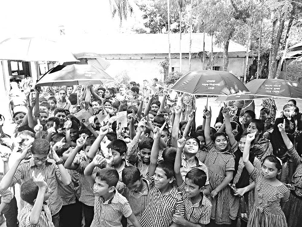 শ্রীপুরে সড়ক নিরাপত্তা বিষয়ে প্রশিক্ষণপ্রাপ্ত শিক্ষার্থীরা l ছবি: প্রথম আলো