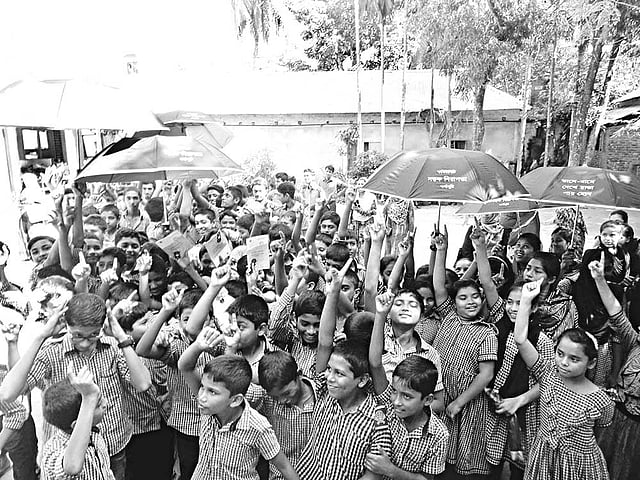 শ্রীপুরে সড়ক নিরাপত্তা বিষয়ে প্রশিক্ষণপ্রাপ্ত শিক্ষার্থীরা l ছবি: প্রথম আলো